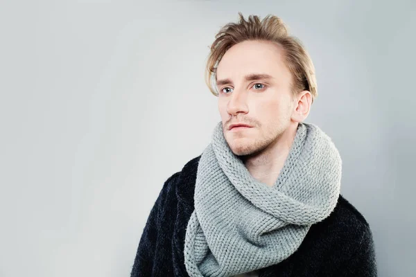 Junger Mann mit Schal auf grauem Hintergrund — Stockfoto