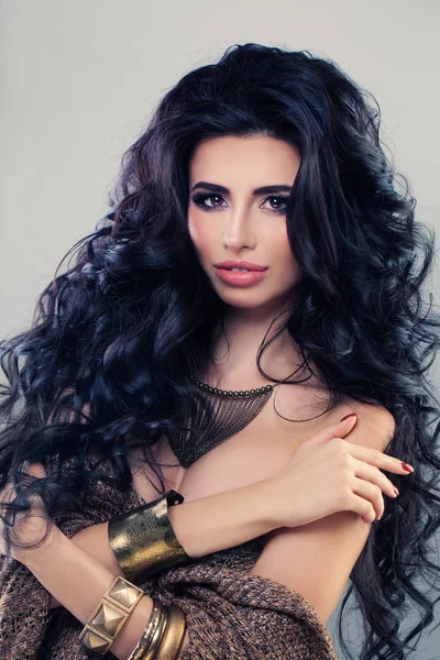 Beautiful Woman Fashion Model with Dark Curly Hair. Sexy Brunett — Stock Photo, Image
