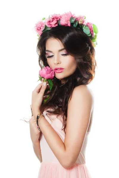 Joven modelo de moda sosteniendo flor rosa aislado en blanco Backgr —  Fotos de Stock