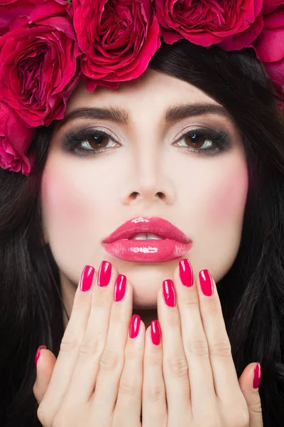 Mooie vrouw mannequin met Rose bloemen, Manicure handen, — Stockfoto