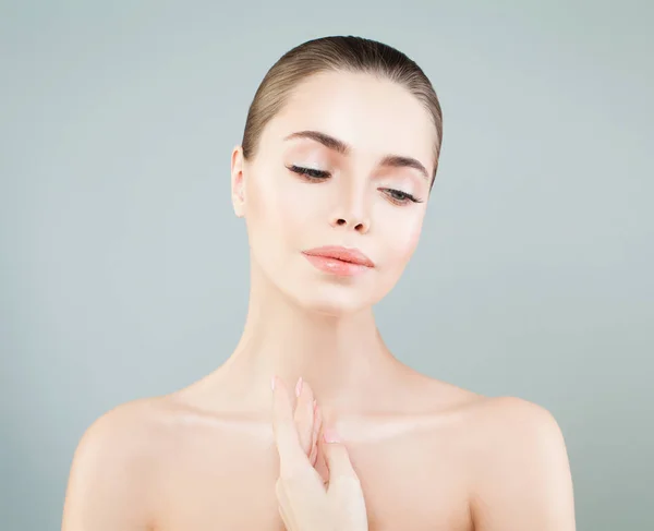 Spa Beauty. jovem mulher relaxante no fundo azul — Fotografia de Stock