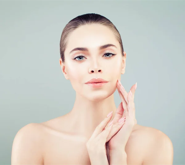 Junge Frau mit perfektem Gesicht und frischer Haut, die ihre Hand berührt — Stockfoto