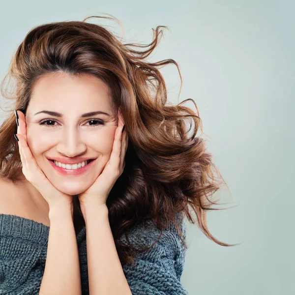 Vriendelijke vrouw Fashion Model met de haren blazen. Mooie Redhea — Stockfoto