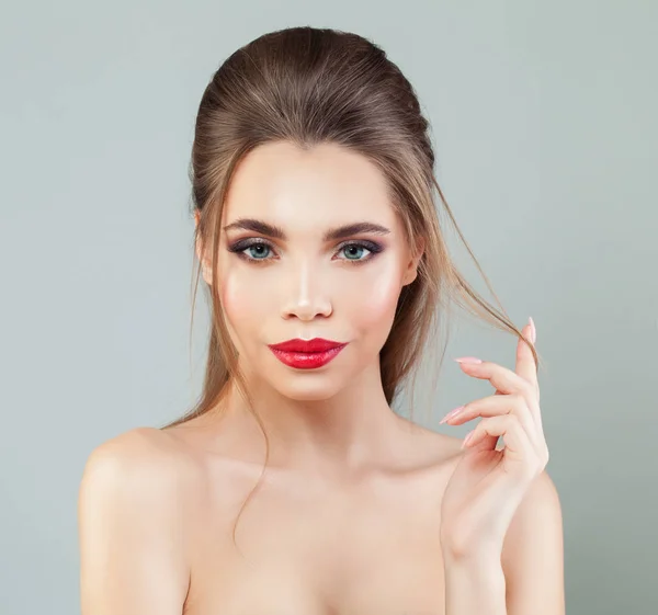 Mulher modelo bonita. Cuidados com o cabelo, tratamento facial e Cosmetolo — Fotografia de Stock