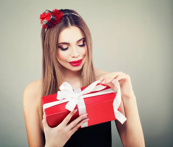 Ładna kobieta z czerwone pudełko prezent otwarcia — Zdjęcie stockowe