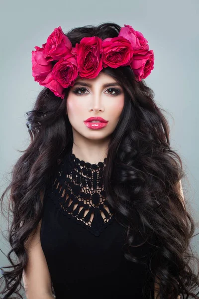 Dokonalá žena s letní růžové květy. Dlouho vaše kudrnaté vlasy, — Stock fotografie