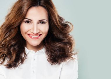 Gülümseyen sevimli kadın. Güzel gülümseme ile mükemmel zeki modeli