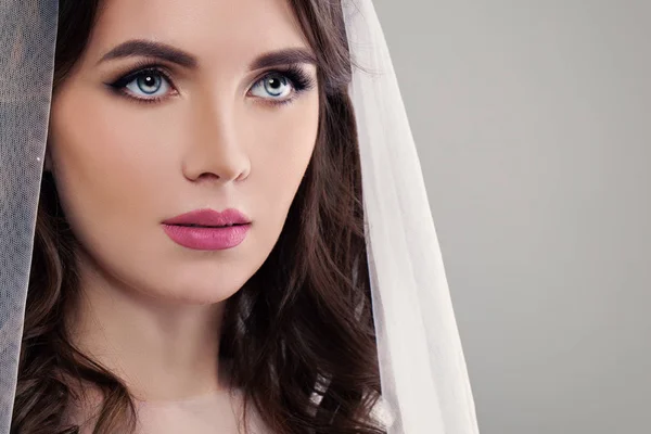 Идеальная невеста девушка с макияжем и белой вуалью, крупный план Фашио — стоковое фото