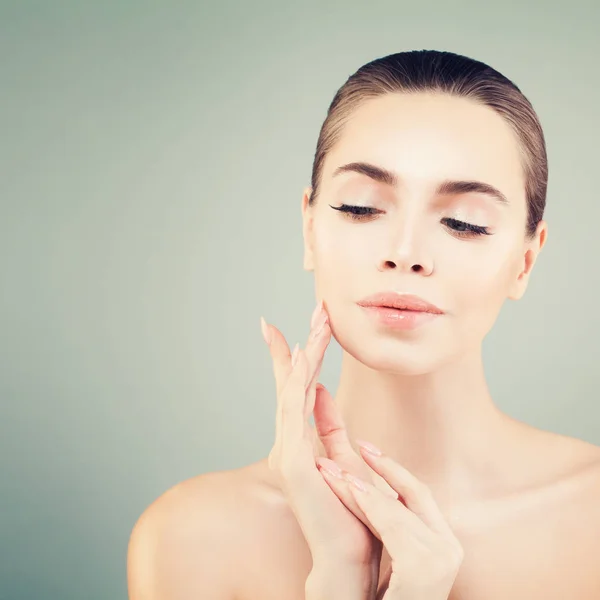 Retrato de belleza. Hermosa mujer Spa tocando su mano su cara — Foto de Stock