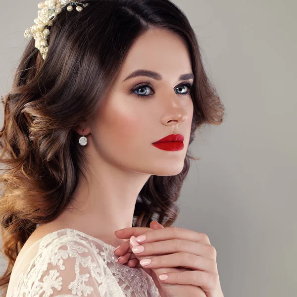 Linda jovem noiva com penteado nupcial, Evento Makeu — Fotografia de Stock