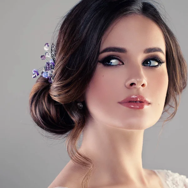 Mooi Model vrouw verloofde met bruids kapsel, make-up en — Stockfoto