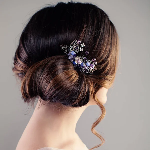 Coiffure de mariée ou de bal. Belle femme aux cheveux bruns et Ha — Photo