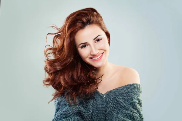 Rödhårig kvinna mode modell leende. Vacker flicka på grå Backgro — Stockfoto