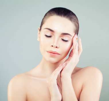 Güzellik Spa genç kadın portre üzerinde açık mavi renkli. Mükemmelsin