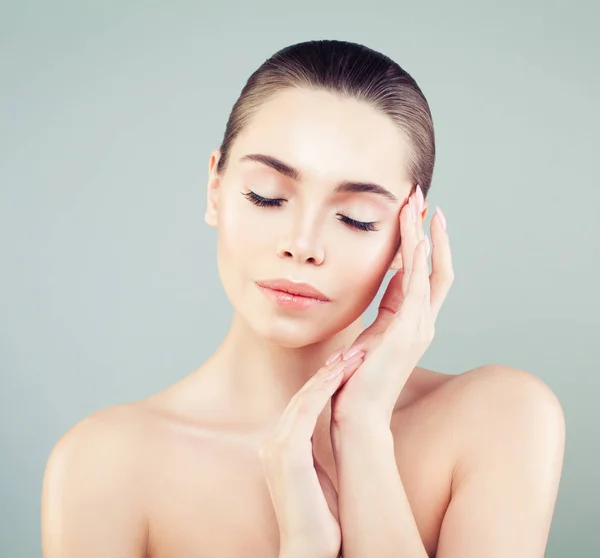 Beauty Spa Mujer joven Retrato sobre fondo azul claro. Perfec — Foto de Stock