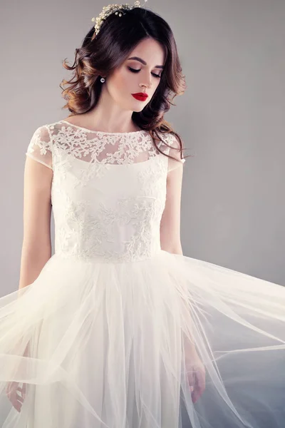 Vackra bruden i vit brudklänning, unga fästmö med Perfec — Stockfoto