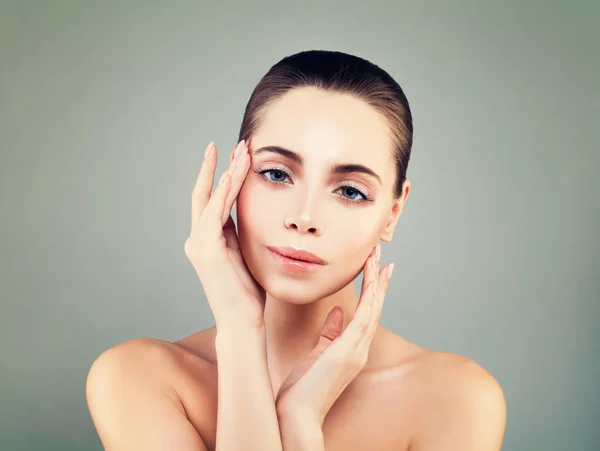 Het gezicht van de Spa. Perfecte Model vrouw met gezonde huid en natuurlijke naakt — Stockfoto