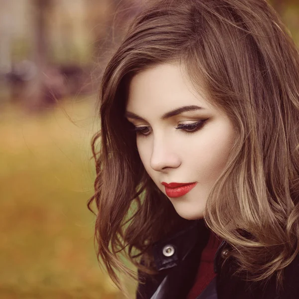 Mulher de outono witn maquiagem e cabelo encaracolado ao ar livre — Fotografia de Stock