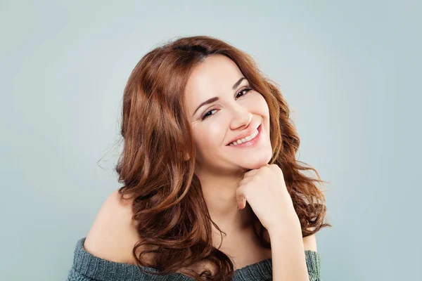 Feliz Ruiva Moda Modelo Mulher Sorrindo — Fotografia de Stock