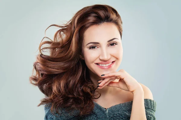 Glada rödhårig kvinna mode modell med söta leende, mode Beaut — Stockfoto
