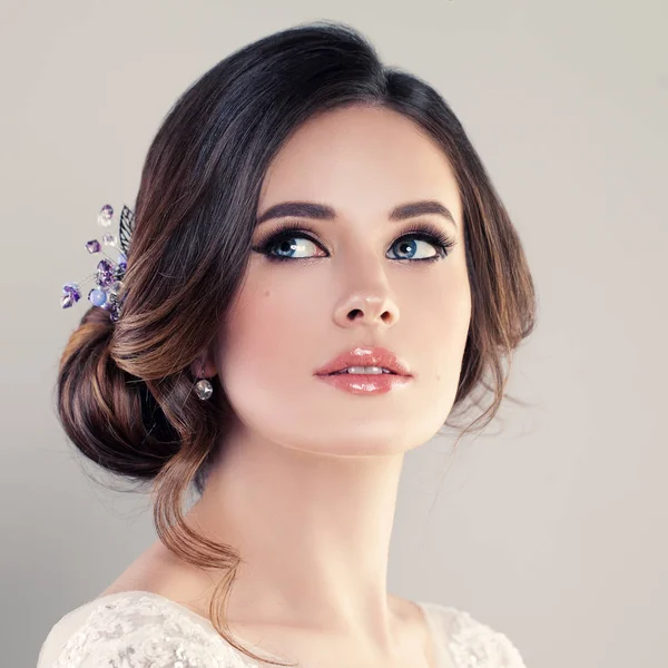 Bela noiva com maquiagem e penteado nupcial. Mulher bonita — Fotografia de Stock