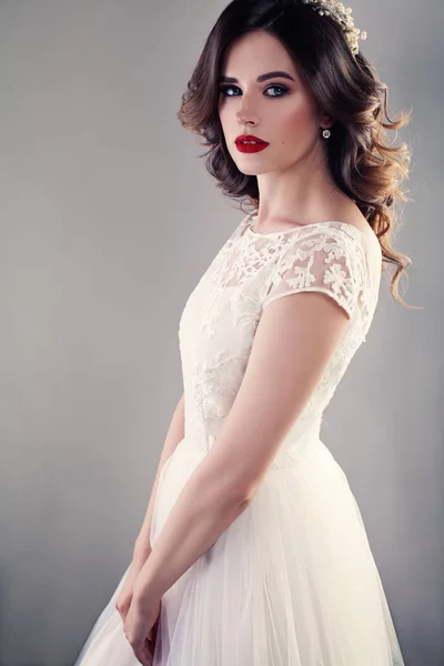 Ładne panny młodej w sukni ślubnej biały, narzeczona Ładna dziewczyna z Curl — Zdjęcie stockowe