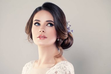 Güzel saç modeli ile mükemmel moda Model kadın. Balo veya Br