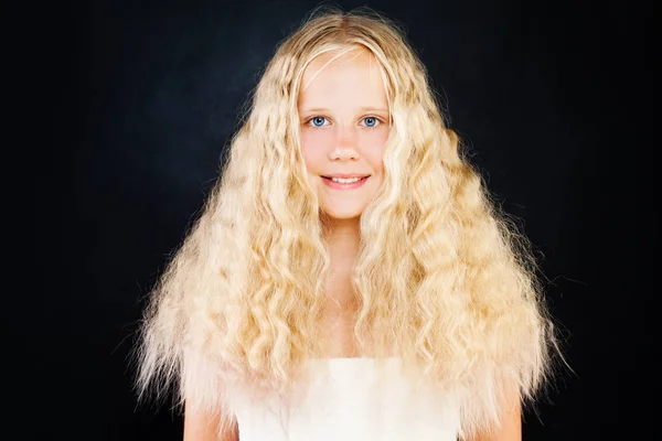 Niedliche junge Mädchen mit blonden lockigen Haaren. blond teen mädchen mit cu — Stockfoto