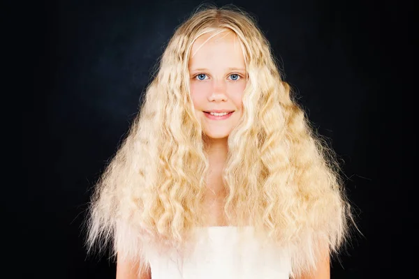 Ragazza carina con i capelli biondi ricci. Bionda giovanissima ragazza con u — Foto Stock