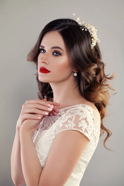 Retrato de noiva com cabelo encaracolado, maquiagem perfeita e jewe — Fotografia de Stock