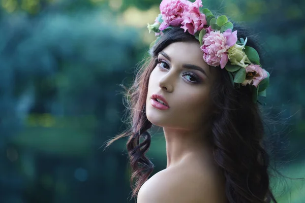 Romantische Frau mit Pfingstrosenblüten im Freien. Frühling Schönheit portra — Stockfoto