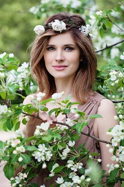 Beautiful Woman in Flowers Wreath. Long Bob Hairstyle, Makeup an — Stock Photo, Image