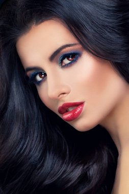 Uzun sağlıklı saçlı mükemmel kadın. Kıvırcık ile güzel Model