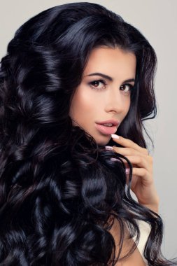 Uzun kıvırcık saçlı güzel sağlıklı kadın. Mükemmel modeli ile