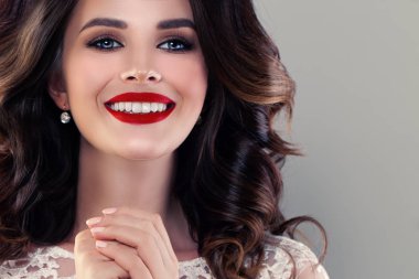 Model şirin sağlıklı gülümseme ile gülümseyen. Güzel yüzünü portre