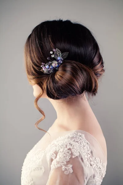 Mujer de la novia con peinado perfecto, espalda femenina — Foto de Stock