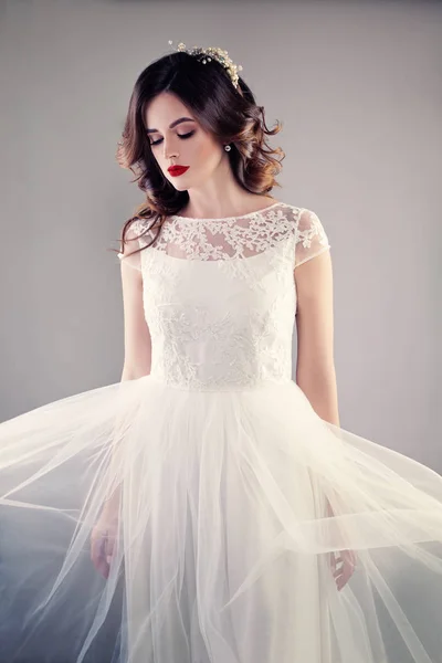 Szépség divat portré, szép menyasszonyom visel fehér esküvő — Stock Fotó