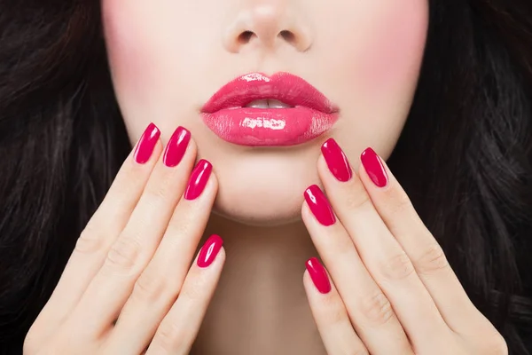 Make-up und Beauty-Konzept. schöne Lippen und Nägel Nahaufnahme — Stockfoto