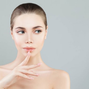 Genç güzellik. Şirin Model kadınla sağlıklı cilt ve doğal Nude makyaj