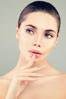 Taze cilt ile sağlıklı Model kadın portresi closeup Spa