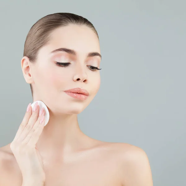 Concept de soins de la peau. Jeune femme en bonne santé avec une belle peau claire — Photo