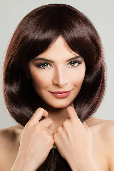 Mignon modèle fille avec de longs cheveux sains. Jolie femme avec Brown — Photo