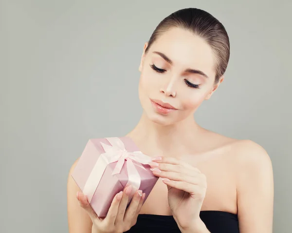 Идеальная молодая женщина Мода Модель Открытие розовый подарочный ящик — стоковое фото