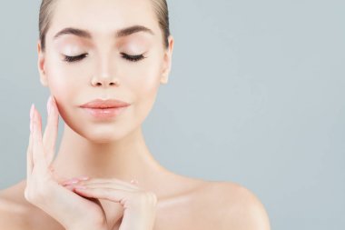 Spa yüz. Güzel Model kadınla sağlıklı cilt. Spa güzellik, F
