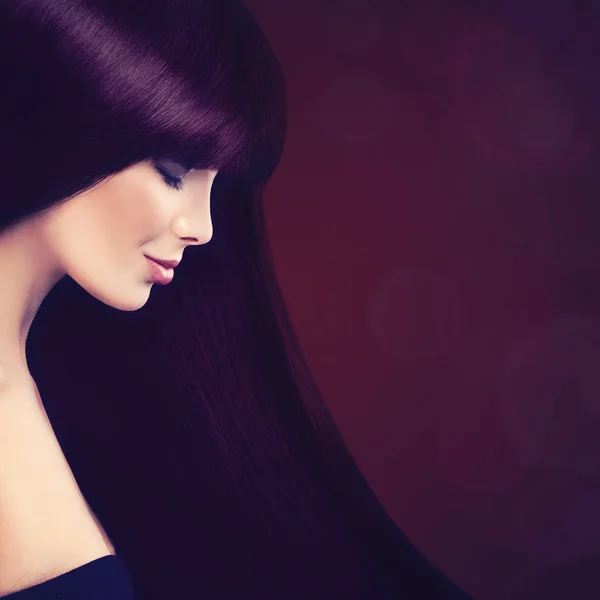 Bella donna con lunghi capelli viola sani su Backgrou Blured — Foto Stock