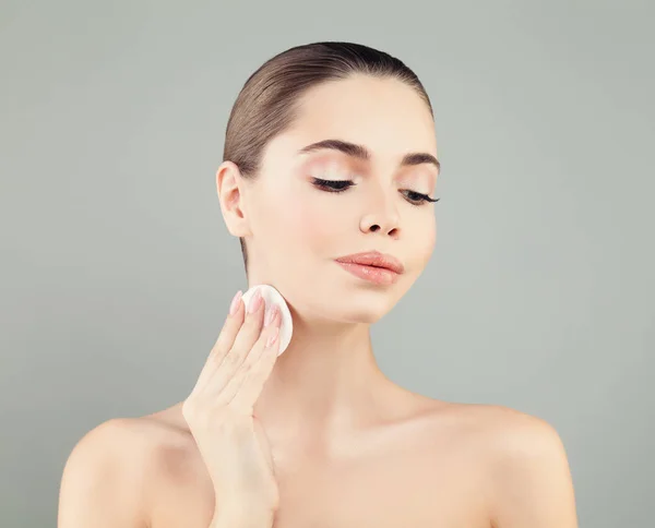 Mujer linda con piel fresca saludable sosteniendo almohadillas de algodón blanco. Sé — Foto de Stock