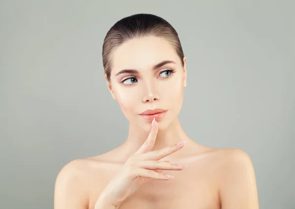 Mujer linda con piel sana y maquillaje desnudo. Spa Belleza, Facial —  Fotos de Stock