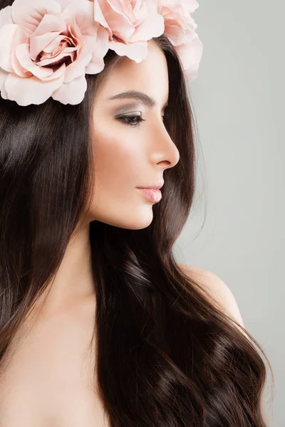 Perfecte Model met mooi kapsel en Rose Flower. Long Hai — Stockfoto