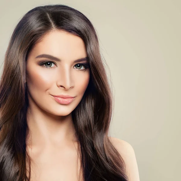 Genç gülümseyen kadın sağlıklı cilt ve saç modeli. Sevimli kadın