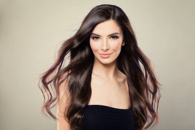 Genç İspanyol moda Model kadın kahverengi saç ve P üfleme ile